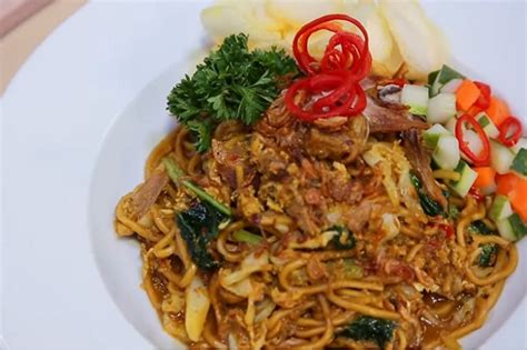 It is made with thin yellow noodles stir fried in cooking oil with garlic, onion or shallots, fried prawn, chicken, beef, or sliced bakso (meatballs). Mau Coba Sensasi Rasa Mi Goreng Basah? Ini Cara Membuatnya