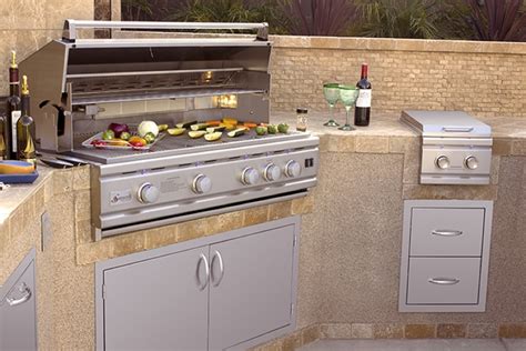 The wheels aren't particularly heavy duty. Gas Grills | Rockford, IL | Benson Stone Co.