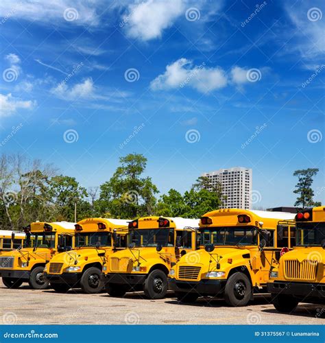 Los Autobuses Escolares Típicos Del Americano Reman En Un