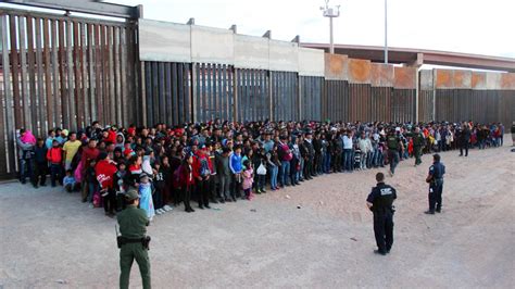 Más De 1000 Migrantes Cruzan En Grupo La Frontera Hacia Estados Unidos