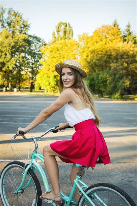 Giovane Femmina Alla Moda Su Una Bicicletta In Parco Ragazza Che Gode