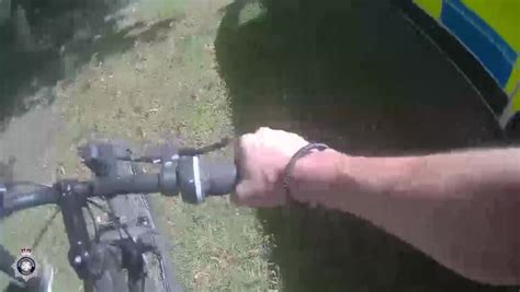 Moment Quick Thinking Police Officer Borrows Strangers Bike To Chase Down Drug Dealer Mirror