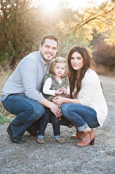 How to take family photographs. Family christmas pictures ideas 45 | Family photo pose ...
