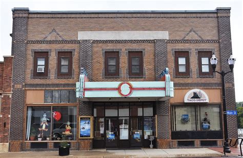 The paramount theatre is located at 125 4th avenue ne, austin in the u.s. Minnesota Movie Theatres | RoadsideArchitecture.com