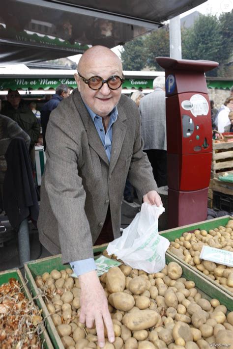 Petits et grands vont se mettre à table ! Jean-Pierre Coffe faisant son marché en marge du Salon du Livre au Mans, le 8 octobre 2008. Le ...