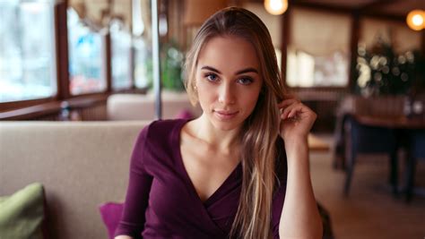 9 body language signs she s attracted to you the modern man