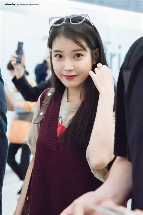 Park yoona menggunakan kemeja putih dan midi skirt. Pin oleh Igna di IU | Aktris, Model pakaian, Model