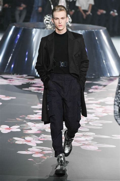 Dior Men Pre Fall 2019 Collection Vogue Men S Fashion Fashion Show Fashion Outfits Fashion