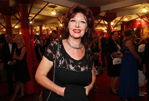 Saskia burešová takovou profesionálkou bezesporu je. Neúnavná Saskia Burešová: Na zprávy se raději nedívám ...