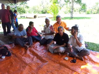 Segala masalah dapat diselesaikan secara muafakat kerana muafakat membawa berkat. Muafakat Membawa Berkat: Gotong Royong - Qurban 1433 Hijrah