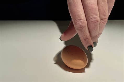Hoe weet je of een hardgekookt ei gekookt of rauw is
