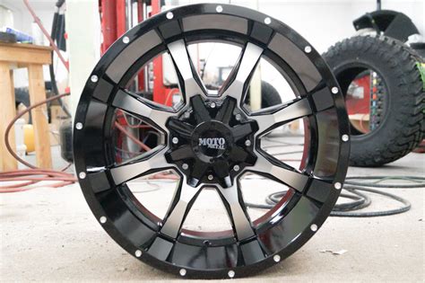 Realview Of Moto Metal Mo970 Gloss Black W Machined Face 20x10 24
