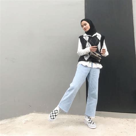 Ootd hijab si kurus berbicara soal ootd, memang nggak semua cewek concern atau terlalu memperhatikan outfit apa yang ia pakai di hari itu. Bergaya Preppy Looks, Inspirasi Padu Padan Rompi Rajut ala ...