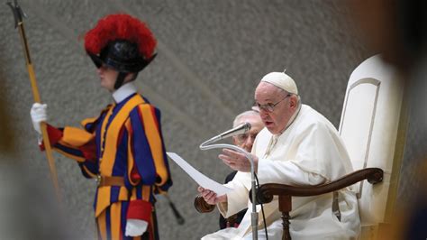 Alludienza Generale Lomaggio Di Papa Francesco Al Suo Predecessore