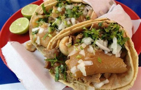 Add the lard (or vegetable shortening or oil), and once it has heated up, add the pork chunks and sprinkle in 1/2. Guía para comer tacos de carnitas • TacoGuru
