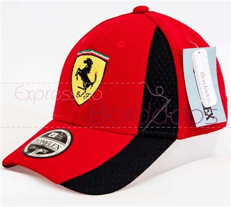 All the cars in the range and the great historic cars, the official ferrari dealers, the online store and the sports activities of a brand that has. Boné Ferrari Bordados Aba Curva Ajustável Original Tomflex - R$ 89,90 em Mercado Livre