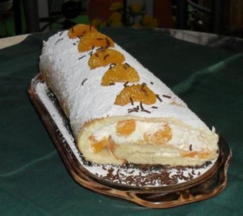 Eiweiß mit salz aufschlagen, zucker einrieseln lassen. Biskuitrolle mit Mandarinen-Sahne-Füllung - Rezept ...