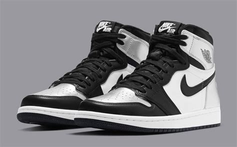 Part of the jordan brand spring 2021 retro footwear collection, this women's release offers a twist on the air jordan 1 gold toe, switching out the patent gold _update (11/16/2020): OFFICIAL LOOK AT THE AIR JORDAN 1 HIGH OG METALLIC SILVER ...