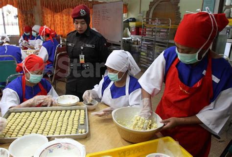 Jom buat kuih raya 2 bahan (kacang dan coklat). Penangan Ombak Rindu... Bukan filem tapi biskut raya air ...