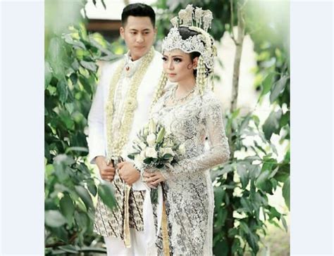 Bajupengantin my setiap bakal pengantin pastinya inginkan baju pengantin yang menarik dan menampakan anda begitu menawan pada hari preorder baju pengantin dan nikah songket moden putih baju pengantin songket moden terkini koleksi 2019 baju pengantin dan nikah. 32 Model Terkini Kebaya Pernikahan 2021