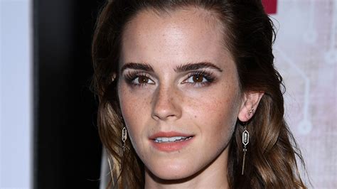 Emma Watson S Freckles Steal The Show At Her Paris Red Carpet Premiere