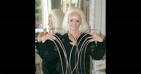 La Femme Qui A Les Plus Long Ongles Du Monde - Cette femme a les ongles les plus longs du monde ! Ils mesurent 8