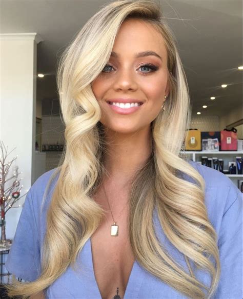 Would You Rock A Smooth And Polished Blonde 🙋🏼‍♀️ In 2020 Hair Shine Blonde Long Hair Styles
