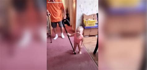 Sobredosis De Ternura Bebé Imitando Caminar De Su Abuelo Con Bastón Se