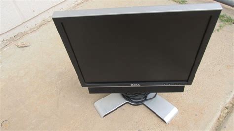 Computer Monitor 17 Inch Dell With Speaker Sound Bar Attached Pre