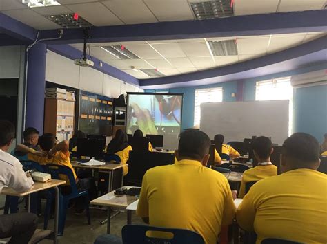 Kolej komuniti merupakan satu sistem pendidikan tinggi di malaysia di bawah pengurusan jabatan pengajian kolej komuniti (jpkk), kementerian pengajian tinggi malaysia. S.R.A Biz: KURSUS BAIKPULIH TELEFON BIMBIT BERTEMPAT DI ...