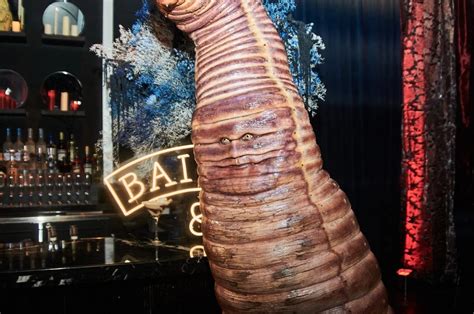 Хайди Клум се появи като огромен червей на Хелоуин снимки и видео