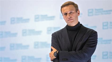 В момент задержания на борту он находился вместе с супругой и дочерью. Бүгін кешке ресейлік саясаткер Навальный Ресейге оралады