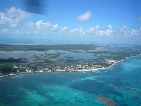 It has an area of approximately 9,000sq miles being 174 miles at its longest point and 68. Strand Belize | duiken en snorkelen | Ander Licht Reizen