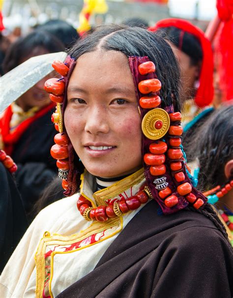 Pin By Macriana Tapioca On Humans And Humanoids Tibet People Tibet Tibetan Clothing