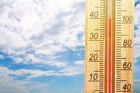 Thermometer Der Hoch Heiße Temperaturen Von 40 Grad Am Sonnensommertag