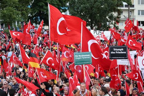 Twitter dan yaptıgı paylaşımda avrupa'daki türkleri türk boksöre destek vermeye çağırdı. Almanya'da Türkler Darbeye Karşı tek yumruk oldu ...