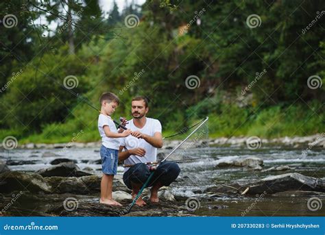 Pesca De Padre E Hijo Padre Con Su Hijo En El Río Disfrutando De
