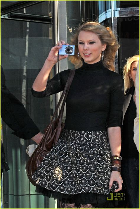 Full Sized Photo Of Taylor Swift Paparazzi Taylor Swift Snaps The Paps Just Jared Jr