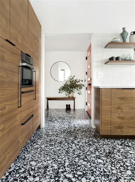 Mid Century Design With Terrazzo Floors Suelo Blanco Cocina Madera