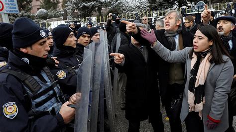 La Policía turca reprime una marcha contra la reforma constitucional