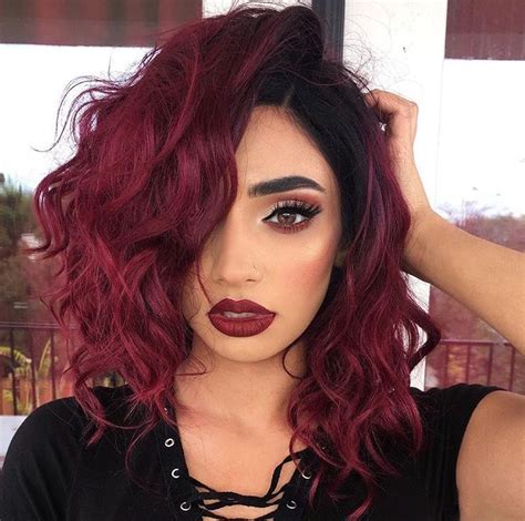 Sí, durante 2020 seguiremos viendo la versión más arriesgada del siempre apetecible bob. Imagenes de color de cabello rojo borgona - Cortes de pelo ...