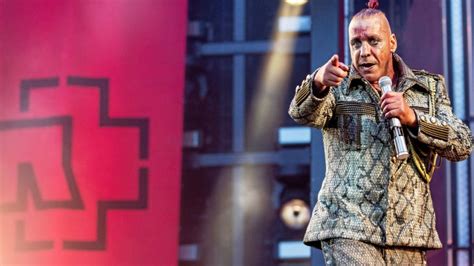Rammstein Sänger Till Lindemann Schockt Mit Blutigem Porno Video