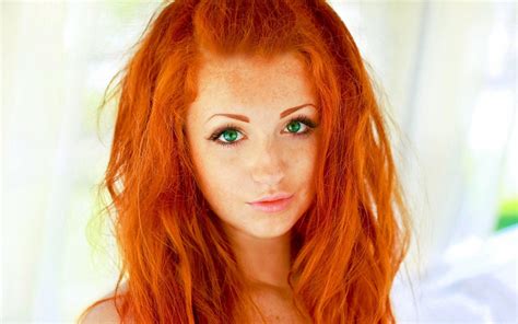 wallpaper menghadapi wanita si rambut merah model potret rambut panjang mata hijau
