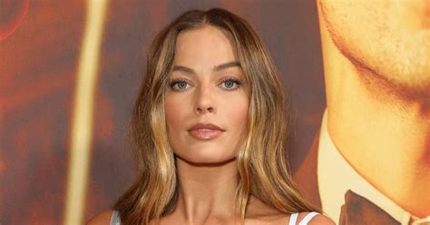 Margot Robbie Ditches Wedding Ring Husband Nowhere In Sight