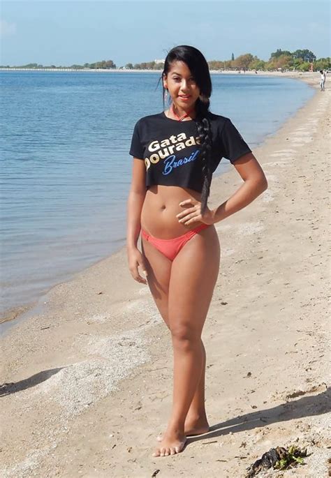 Hermosa Chica De Piel Canela Modelando En La Playa Bucetas Gostosinhas