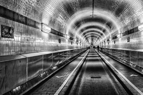 The tunnel, which was specially designed by the club's new kit suppliers, under armour, was debuted. Alter Elbtunnel St. Pauli Foto & Bild | architektur ...