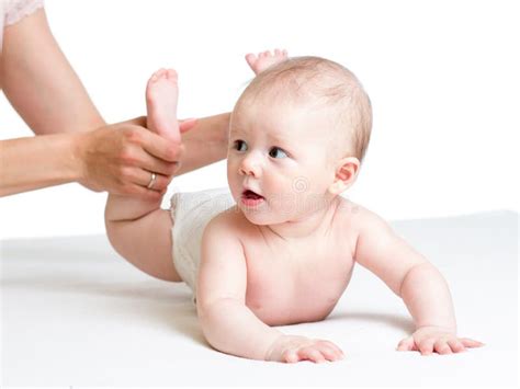 Massaggio Del Bambino Madre Che Massaggia Le Gambe Dei Bambini Immagine Stock Immagine Di