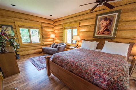 As a noun, suite and suit each have different meanings that don't overlap. Honeymoon Suite | Alpine Meadow Resort, Clearwater, BC