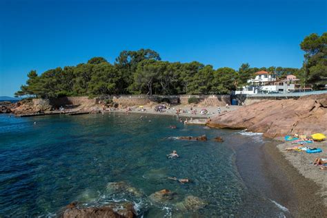Entièrement rénové au design coloré des bonbons, ses 55 chambres avec terrasse privative, vous invitent à la détente. Plage de Boulouris