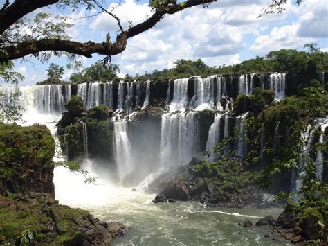 Air terjun adalah formasi geologi dari arus air yang mengalir melalui suatu formasi bebatuan yang mengalami erosi dan jatuh ke bawah dari ketinggian. Bila gambar bersuara: 10 Air terjun tercantik di dunia